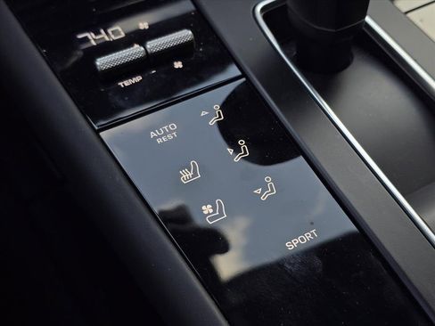 Used 2023 Porsche Macan Turbo image 15