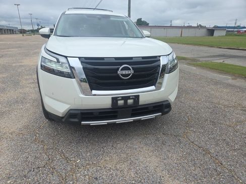 Used 2023 Nissan Pathfinder Platinum w/ Cargo Package FWD image 2
