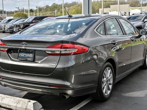Used 2017 Ford Fusion SE w/ Fusion SE Technology Package FWD image 10