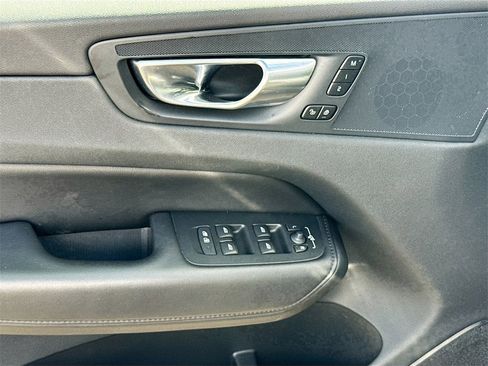 Used 2023 Volvo XC60 B5 Plus image 19