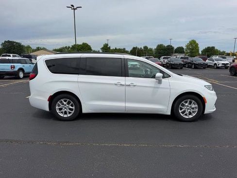 Used 2022 Chrysler Pacifica Touring-L FWD image 2