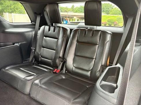 Used 2018 Ford Explorer XLT w/ Equipment Group 202A FWD image 18