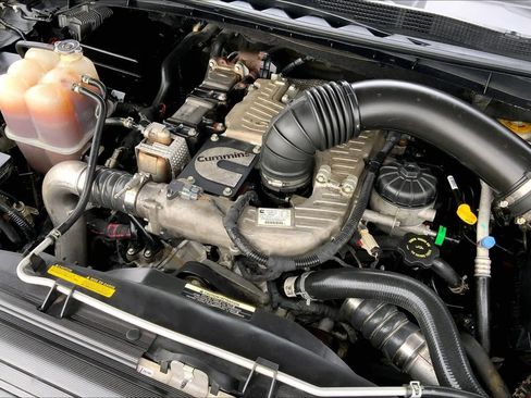 Used 2019 Nissan Titan SV w/ SV Convenience Package image 31