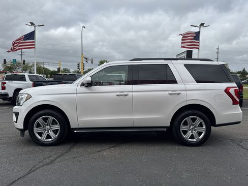 Used 2018 Ford Expedition XLT w/ Equipment Group 202A AWD/4WD image 4