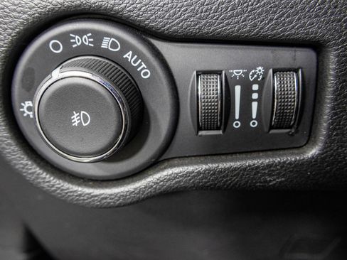 Used 2024 Chrysler Pacifica Limited FWD image 34