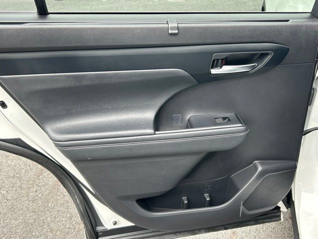 Used 2022 Toyota Highlander XLE AWD/4WD image 36