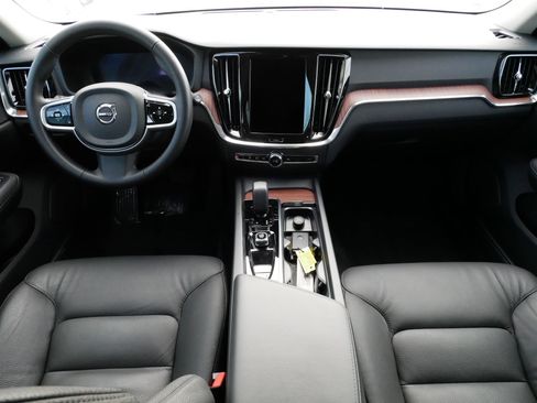Used 2025 Volvo V60 B5 Cross Country Plus image 10