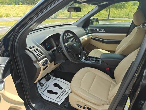 Used 2017 Ford Explorer XLT w/ Equipment Group 202A FWD image 5