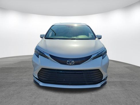 Used 2024 Toyota Sienna XLE FWD image 2