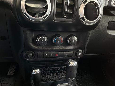 Used 2015 Jeep Wrangler Unlimited Sahara w/ Connectivity Group AWD/4WD image 19