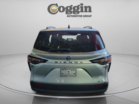 Used 2023 Toyota Sienna XLE image 3