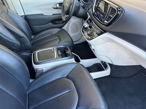 Used 2024 Chrysler Pacifica Touring-L FWD image 25