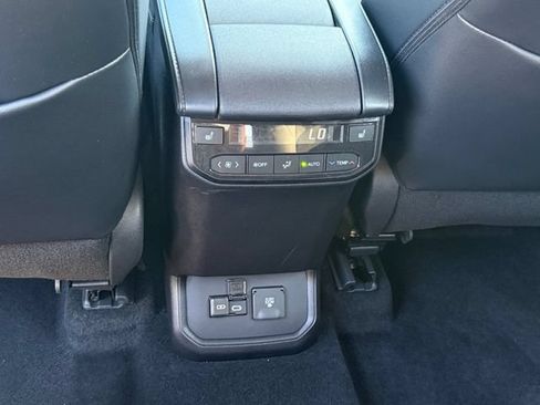 Used 2024 Toyota Highlander Platinum FWD image 27