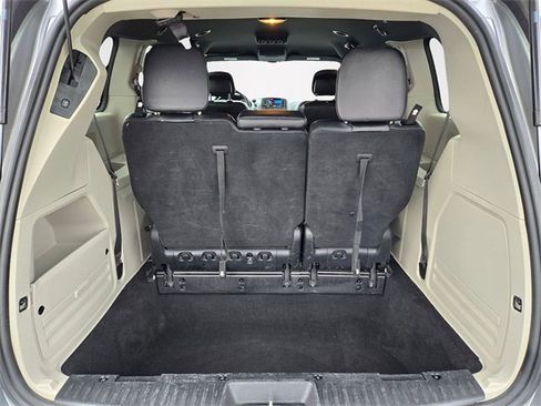 Used 2017 Dodge Grand Caravan SXT image 6