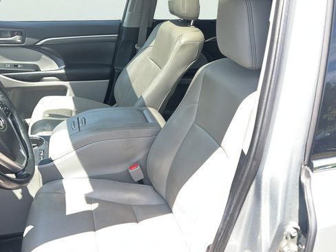 Used 2019 Toyota Highlander Limited Platinum AWD/4WD image 19