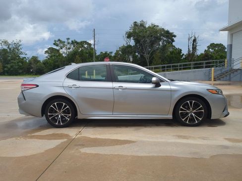 Used 2019 Toyota Camry SE FWD image 4