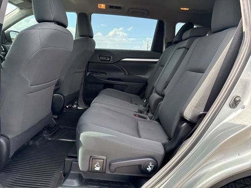 Used 2019 Toyota Highlander LE FWD image 9