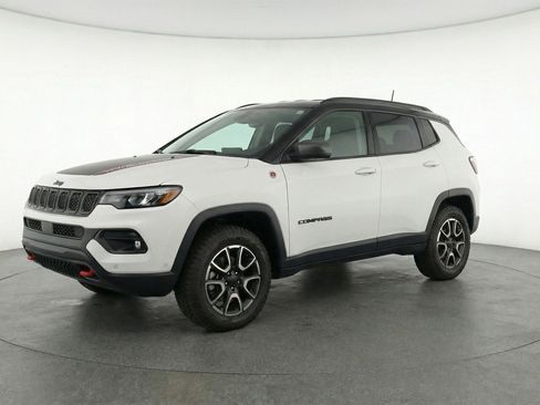 Used 2025 Jeep Compass Trailhawk AWD/4WD image 3