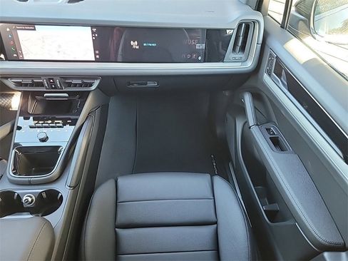 Used 2025 Porsche Cayenne image 16