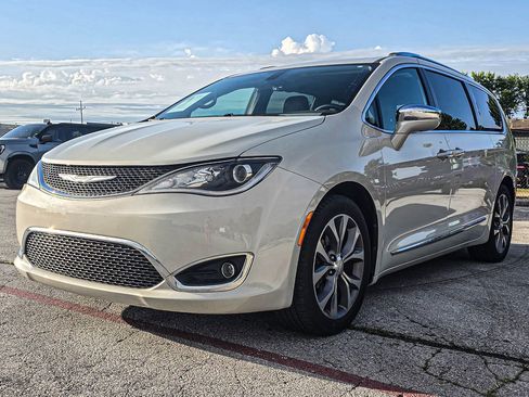 Used 2017 Chrysler Pacifica Limited FWD image 3