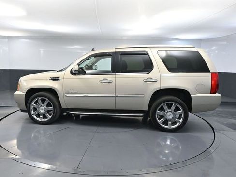 Used 2011 Cadillac Escalade Luxury image 10