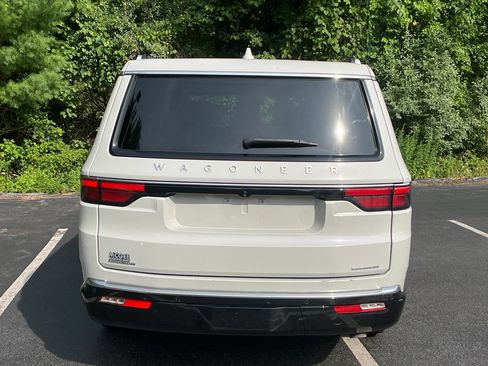 Used 2022 Jeep Wagoneer Series III AWD/4WD image 4