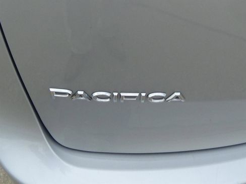 Used 2024 Chrysler Pacifica Limited AWD/4WD image 10