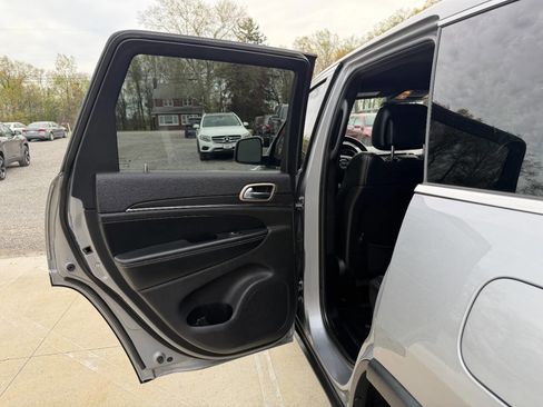 Used 2017 Jeep Grand Cherokee Limited AWD/4WD image 19