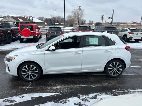 Used 2019 Hyundai Elantra GT image 3