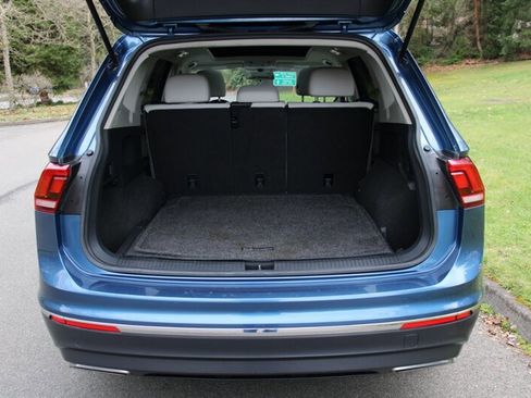 Used 2020 Volkswagen Tiguan SE w/ Panoramic Sunroof Package image 18