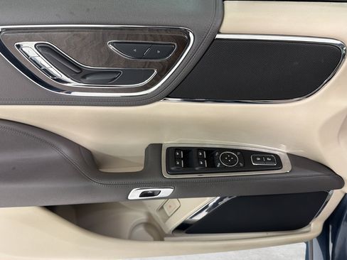 Used 2020 Lincoln Continental w/ Convenience Package FWD image 11