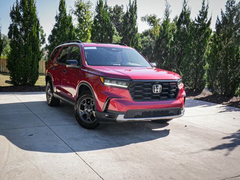 Certified 2025 Honda Pilot TrailSport image 2