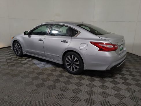 Used 2017 Nissan Altima 2.5 SV w/ Convenience Package FWD image 3