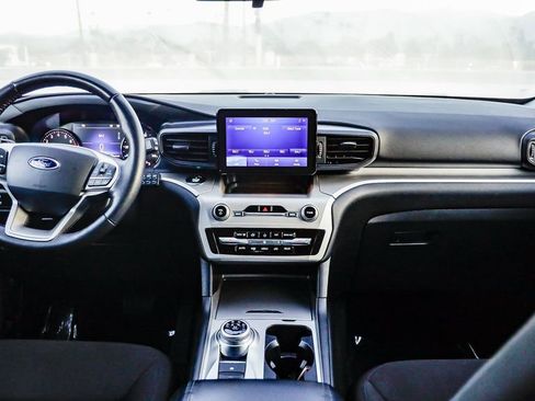 Used 2020 Ford Explorer XLT image 12