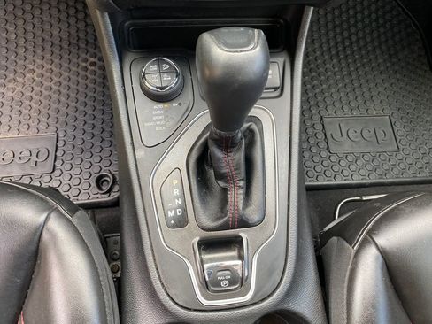 Used 2021 Jeep Cherokee Trailhawk w/ Technology Group image 34