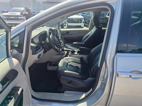 Used 2024 Chrysler Pacifica Touring-L FWD image 13