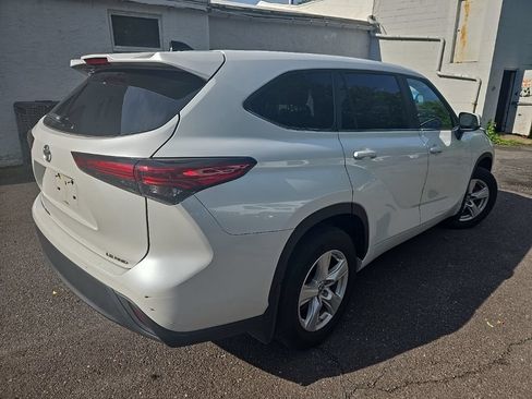 Used 2023 Toyota Highlander LE AWD/4WD image 8