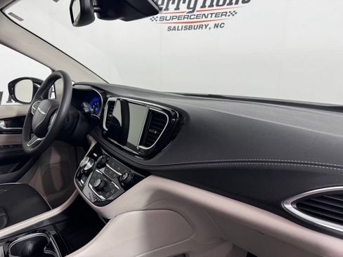 Used 2024 Chrysler Pacifica Limited FWD image 30