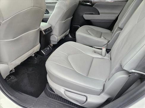 Used 2022 Toyota Highlander Limited image 19