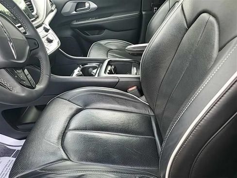 Used 2025 Chrysler Pacifica Limited FWD image 2