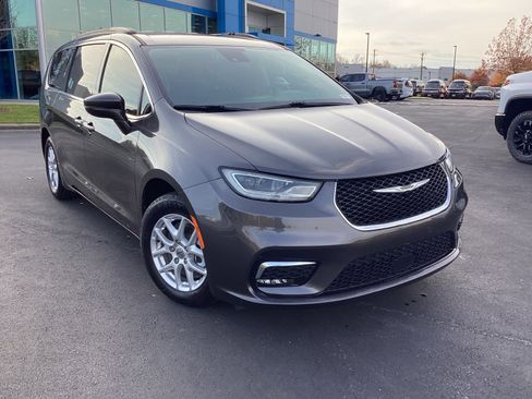 Used 2022 Chrysler Pacifica Touring-L image 7