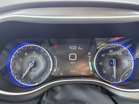 Used 2024 Chrysler Pacifica Touring-L image 35