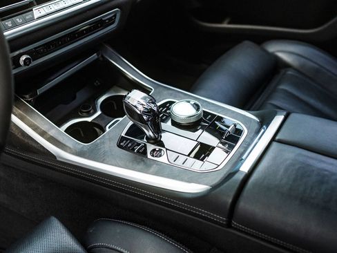 Used 2022 BMW X7 M50i w/ Dynamic Handling Package AWD/4WD image 17
