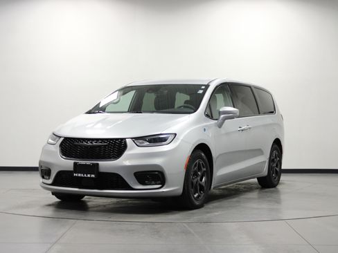 Used 2022 Chrysler Pacifica Touring-L w/ Uconnect Theater Family Group FWD image 8