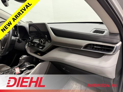 Used 2024 Toyota Highlander Limited image 17