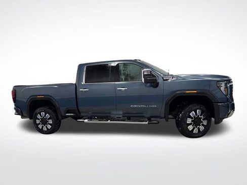 Used 2025 GMC Sierra 3500 Denali image 2