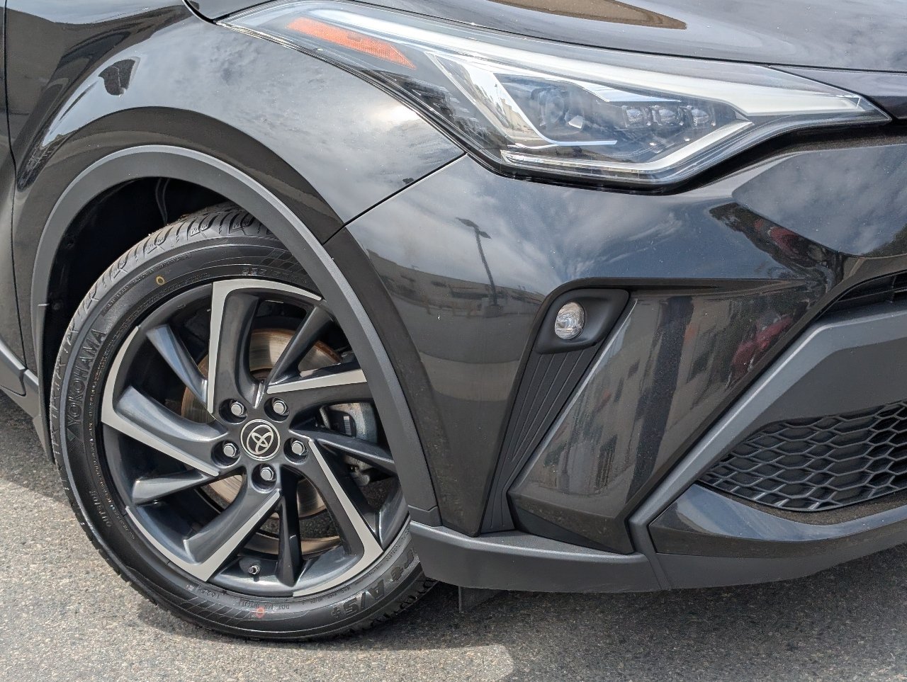 Used 2022 Toyota C-HR Limited FWD image 9
