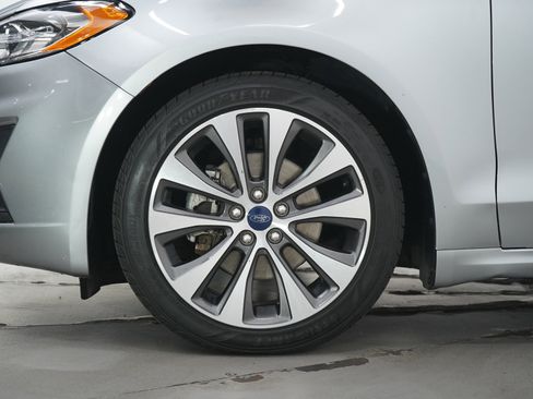 Used 2020 Ford Fusion SE image 27