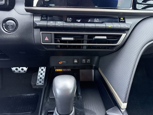 Used 2025 Toyota Camry SE FWD image 19