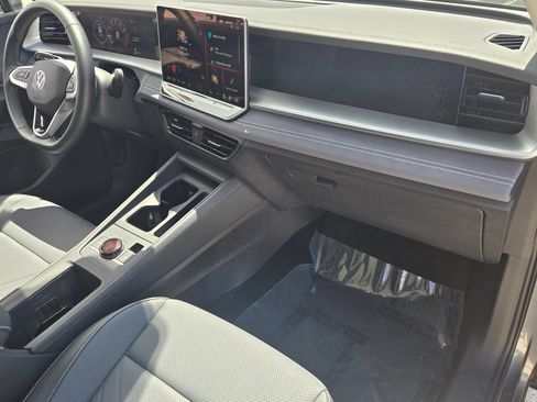 Certified 2026 Volkswagen Tiguan SE w/ Panoramic Sunroof Package FWD image 17